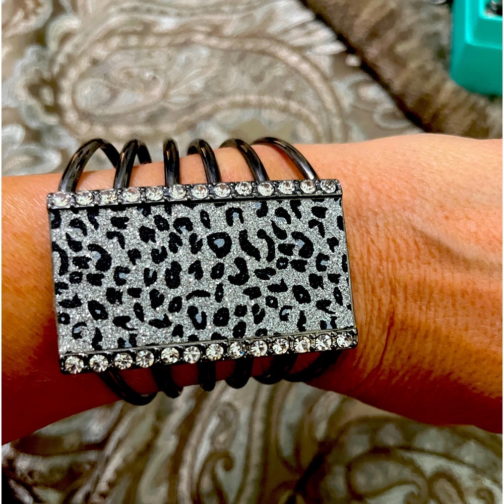 Leopard jeweled animal cuff bracelet
Bling! So cute